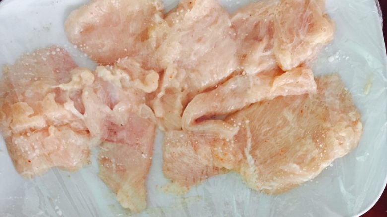 香酥鸡排(烤箱版),用保鲜膜盖住盘子放入冰箱冷藏腌制两个小时
