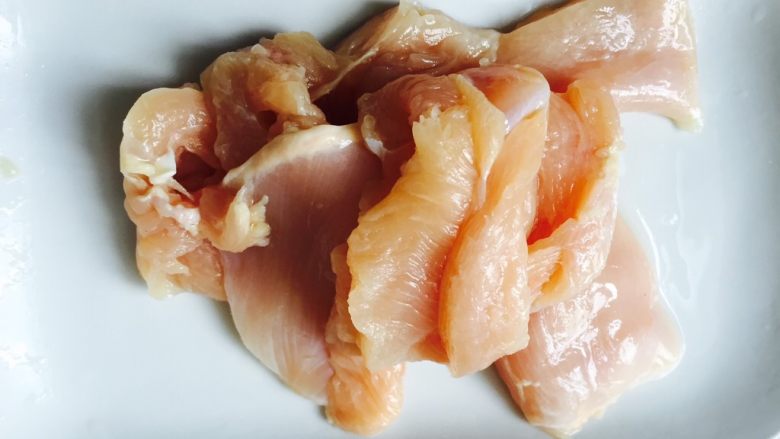 香酥鸡排(烤箱版),将鸡肉洗干净 沥干水分