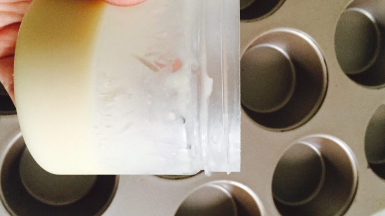 迷你香辣鸡排堡,乘醒面的时间!!把模具刷上自制的脱模膏!