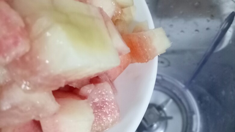 蜜桃雪糕,然后把蜜桃倒入料理机中,留少许果粒