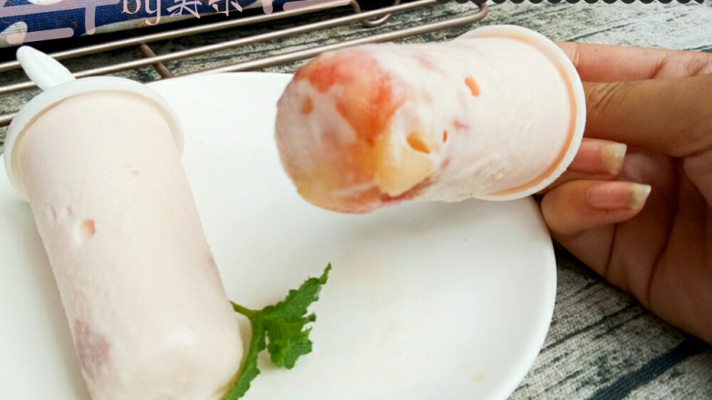 蜜桃雪糕,我加入了大块的果粒,味道棒棒哒