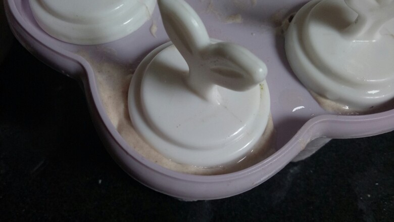 蜜豆雪糕,盖上盖子,冷冻6+小时
吃的时候,把模具放入热水中泡十几秒,就很容易脱模啦