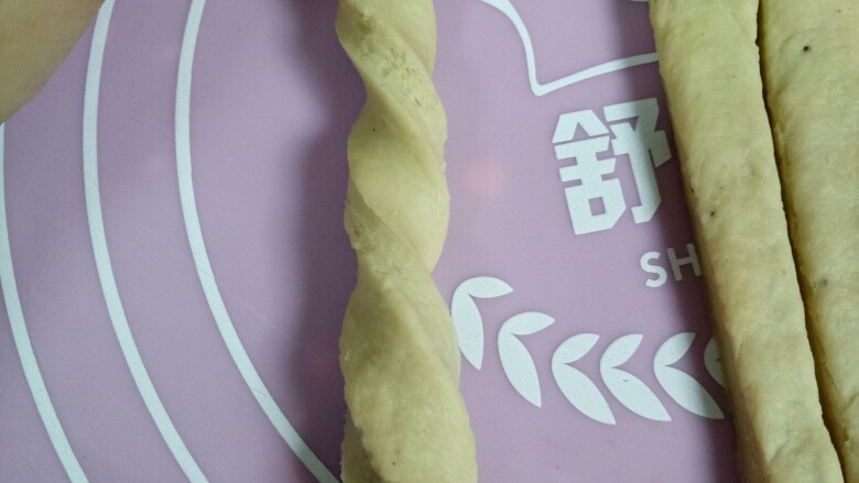 磨牙棒饼干(硬性饼干),然后扭一扭