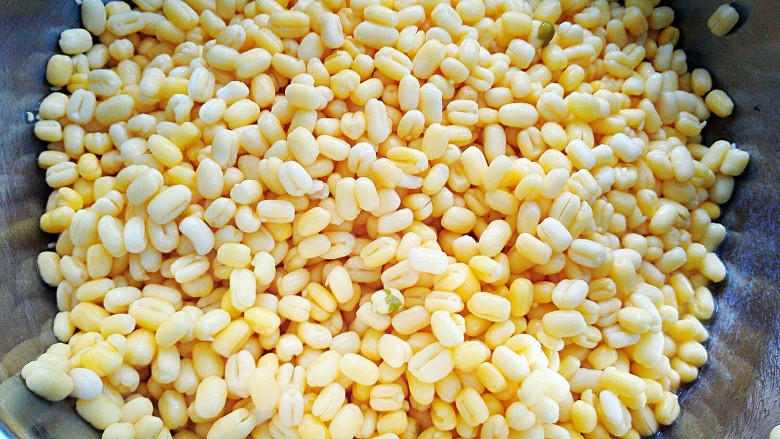 蔓越莓绿豆糕,<a style='color:red;display:inline-block;' href='/shicai/ 138850'>脱皮绿豆</a>,洗净,提前浸泡5个小时,2~3小时换一次水