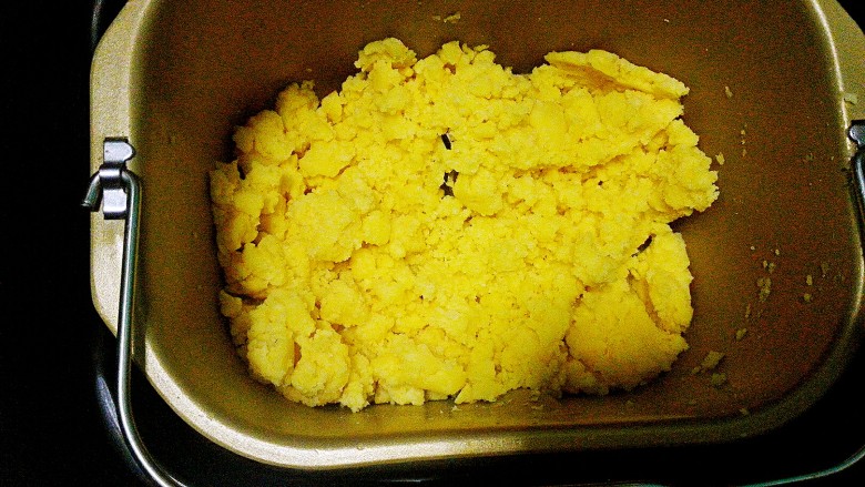 蔓越莓绿豆糕,采用面包机,先倒入油,再放绿豆泥
