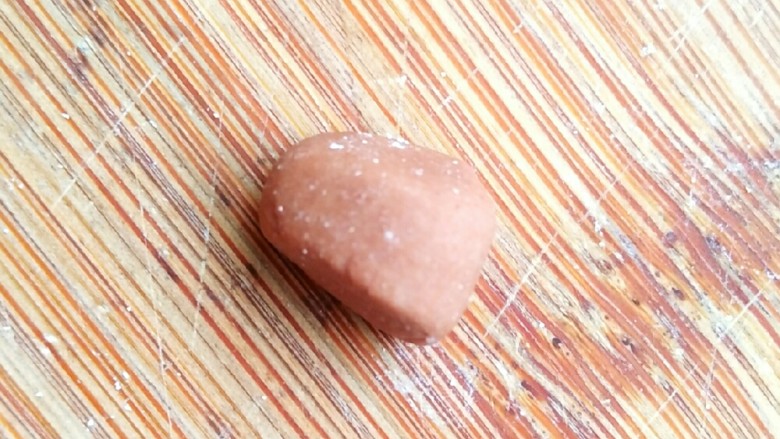 花样面食之龟兔赛跑,剩下的白色面团加少许<a style='color:red;display:inline-block;' href='/shicai/ 920'>可可粉</a>,揉匀成可可面团。取一小块揉成一头稍尖一头稍宽的形状,前头略摁扁,做出乌龟小脑袋