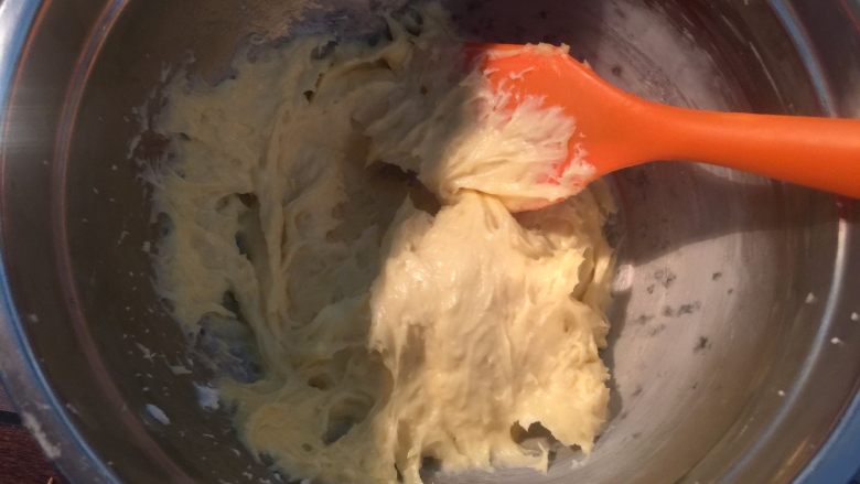 豆乳盒子,晾凉的糊中加入奶油奶酪,用打蛋器打至完全混合成豆乳