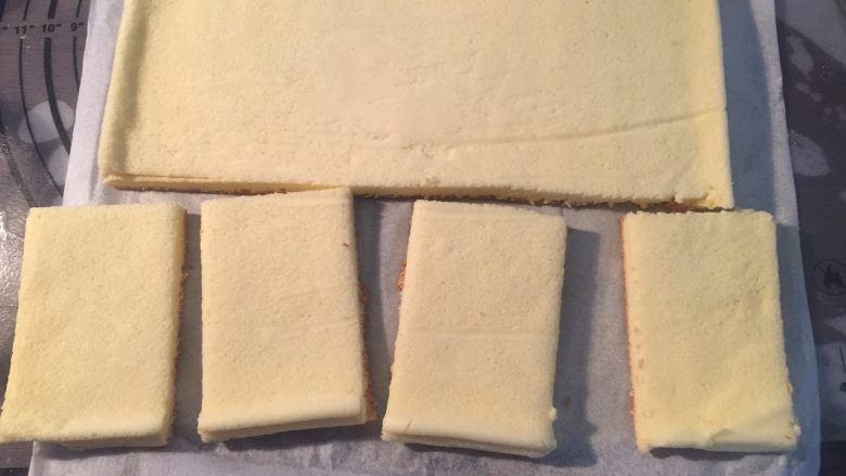 豆乳盒子,提前准备好一块蛋糕胚,分成与盒子大小的小块