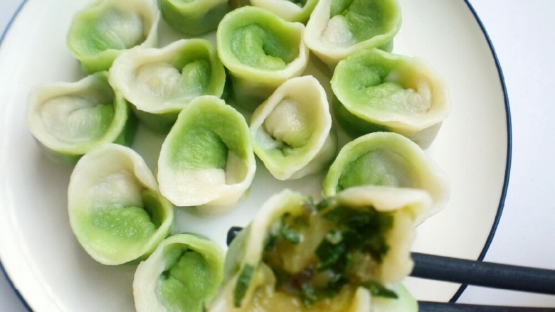 元宝饺子,开火入锅煮饺子,沾水三遍即可出锅。开吃喽……