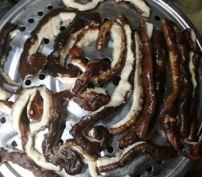 比真鳝鱼还好吃的素鳝丝,用剪刀,沿香菇边按筷子宽度,剪开香菇。剪好后,用手用力攥干水分