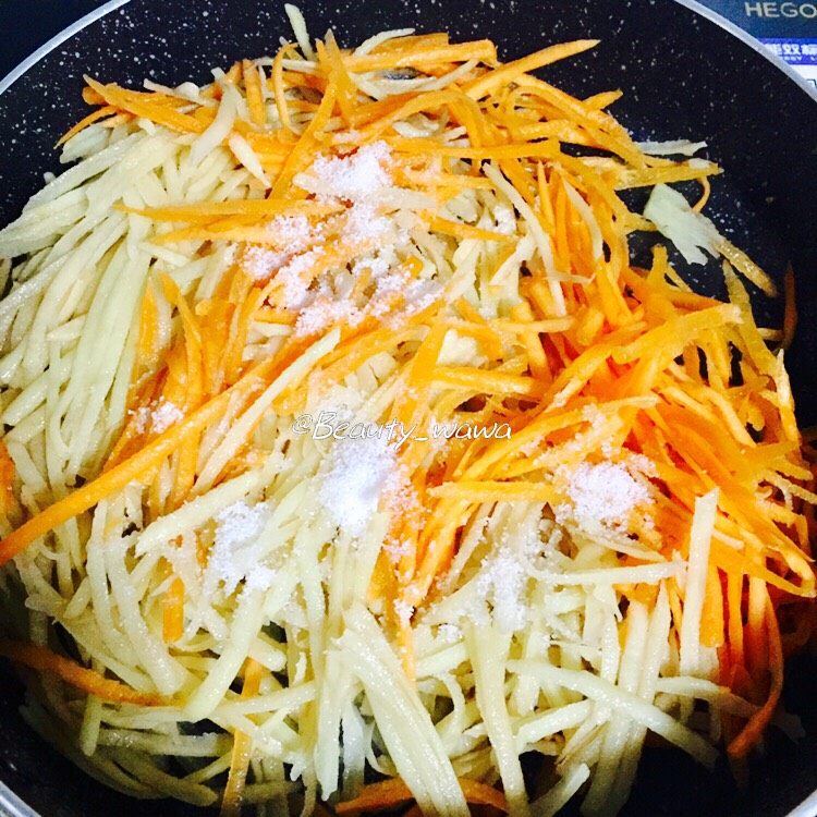 快手版老北京春饼(土豆丝卷饼),加入少许盐炒匀,待土豆丝炒熟变软即可出锅