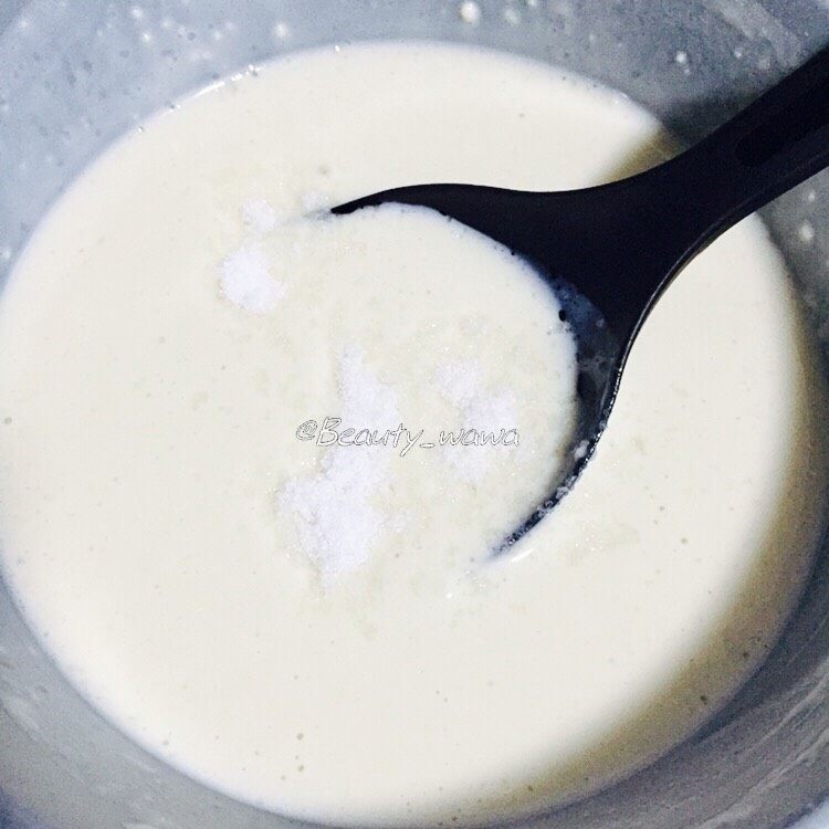 快手版老北京春饼(土豆丝卷饼),加少许盐混匀