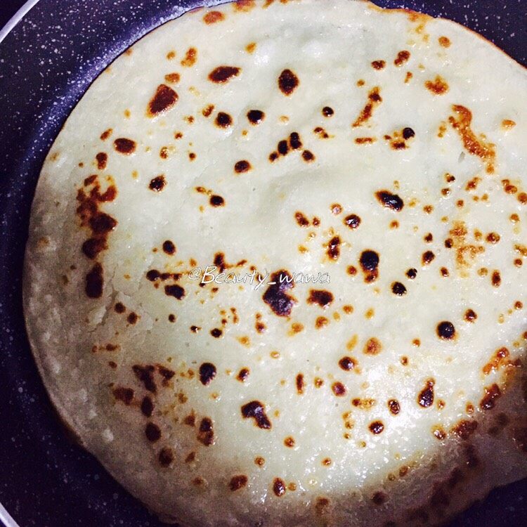 快手版老北京春饼(土豆丝卷饼),等饼皮表面鼓起,翻另一面煎制