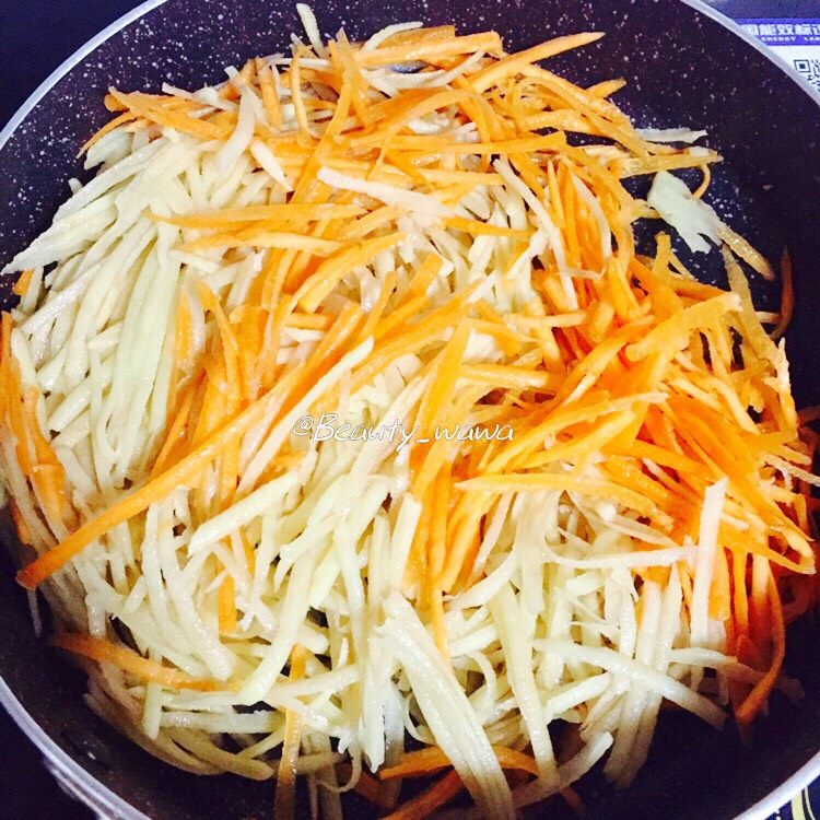 快手版老北京春饼(土豆丝卷饼),下土豆萝卜丝翻炒