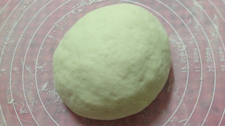 腊肠肉松披萨,发好的面团取出排气揉匀