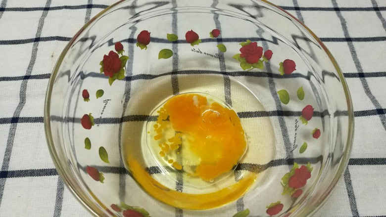 红糖燕麦葡萄饼,大碗里倒入玉米油,再加入打散的鸡蛋液。