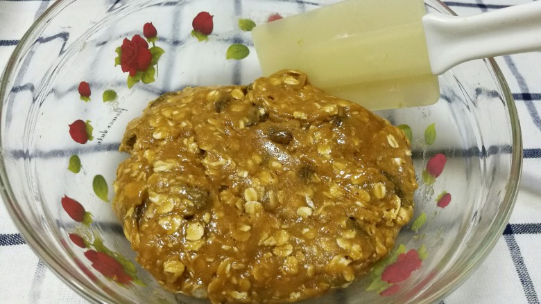 红糖燕麦葡萄饼,并用橡皮刮刀搅拌均匀,成为湿润的面糊。