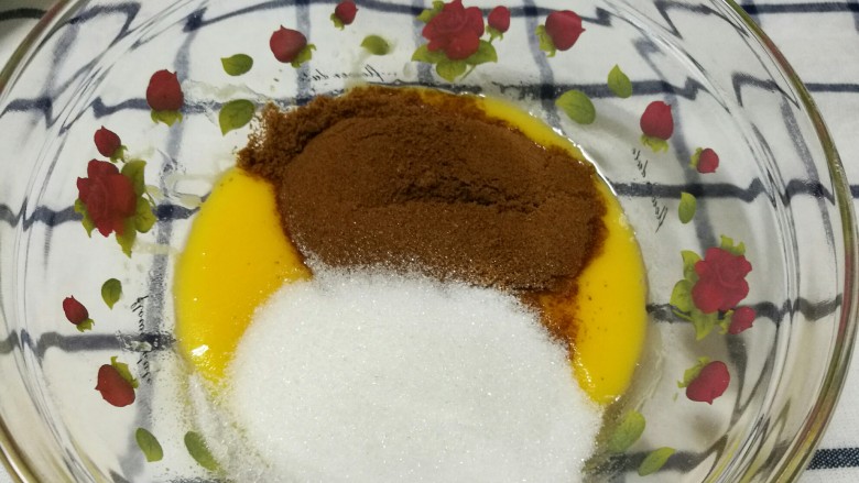 红糖燕麦葡萄饼,倒入红糖和白糖,继续搅拌均勻。