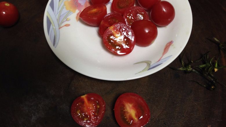 田园沙拉,<a style='color:red;display:inline-block;' href='/shicai/ 89994'>小番茄</a>洗净,大的对半切开