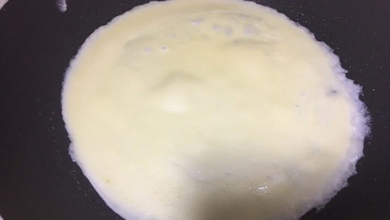 芒果千层,搅拌均匀后,过筛两次,让面汁细腻