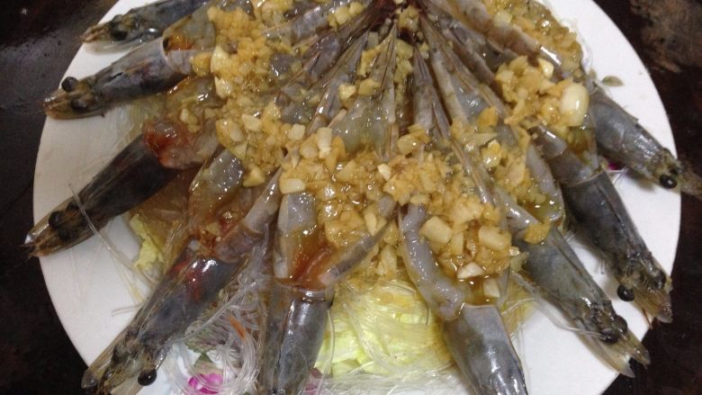 蒜蓉粉丝蒸大虾,
用勺子把蒜汁淋在虾背和粉丝上