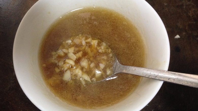 蒜蓉粉丝蒸大虾,
倒入剩余的一半蒜碎里调和成碗汁(这个时候就可以蒸锅加水烧开