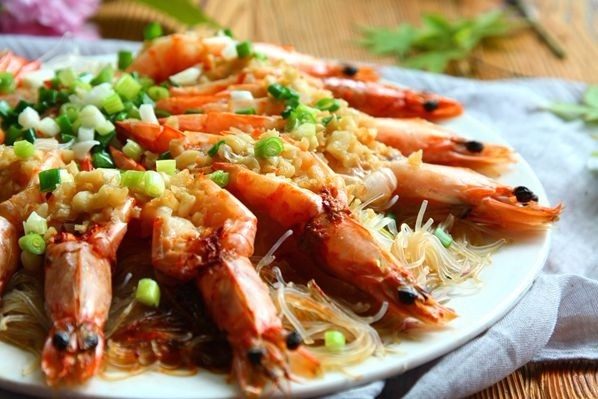 蒜蓉粉丝蒸大虾,
炒锅内加油烧到微冒烟,再浇在虾身上即可,趁热食用口味最佳