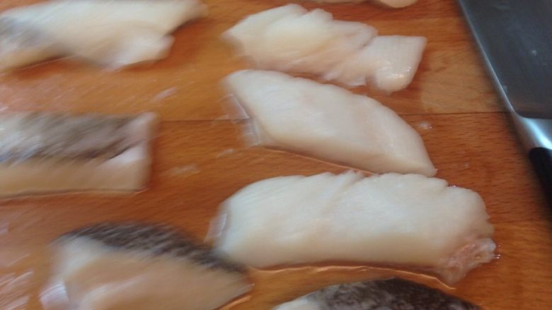 手作健康鱈魚堡,照片糊了,一片片拆下的魚肉排好,準備沾麵粉下鍋