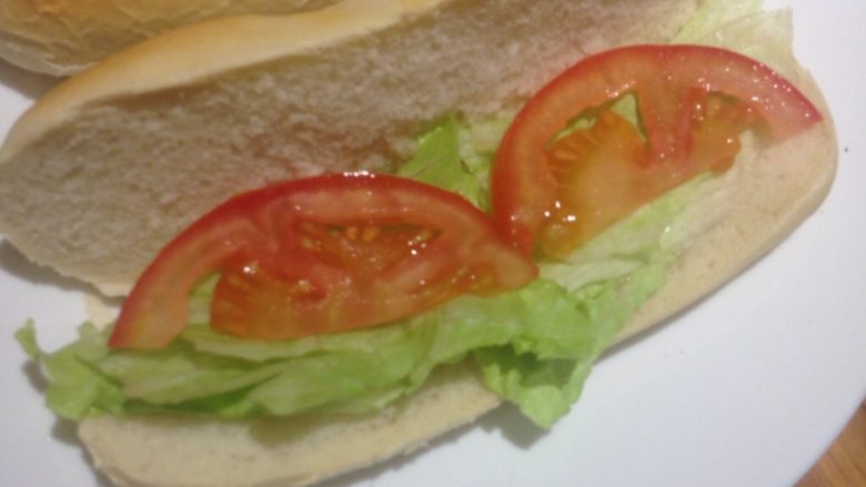 手作健康鱈魚堡,打開麵包擠上少許美乃滋,放上生菜/番茄