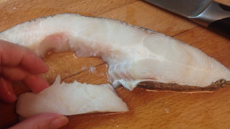 手作健康鱈魚堡,拆下的魚肉塊,再把邊皮去掉,不去也可以,但是會有嚼勁,去了皮適合孩子,入口即化
