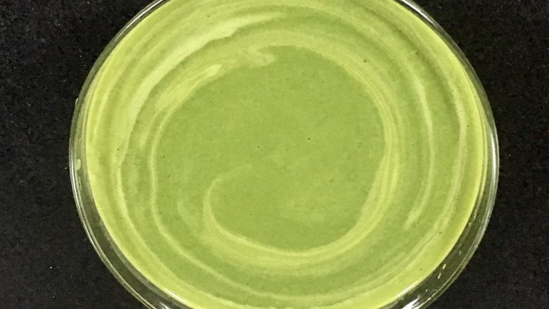 法式抹茶红豆糕,过筛好的糊糊是很均匀的,预热烤箱150度。