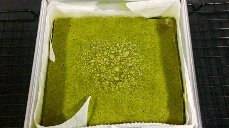 法式抹茶红豆糕,出炉,晾凉后脱模。