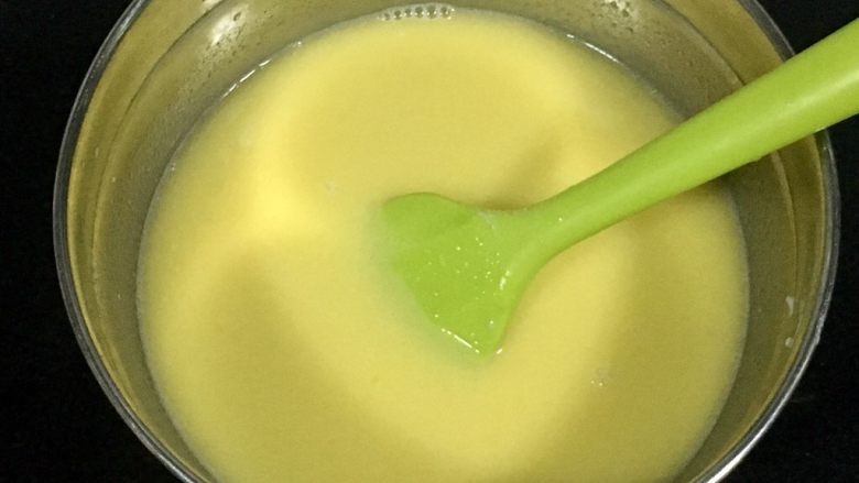 法式抹茶红豆糕,融化完全后,拿出来晾至手温。