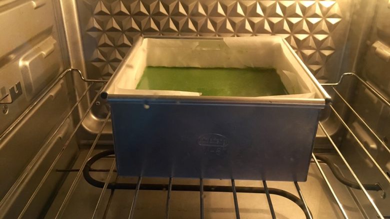 法式抹茶红豆糕,放入预热好的烤箱150度40分钟,一定要是实测温度150度哈!