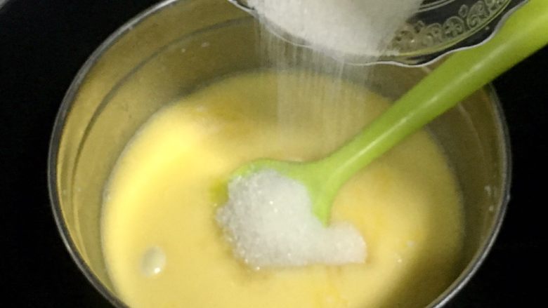 法式抹茶红豆糕,倒入细砂糖,隔水融化至全部都融化。
