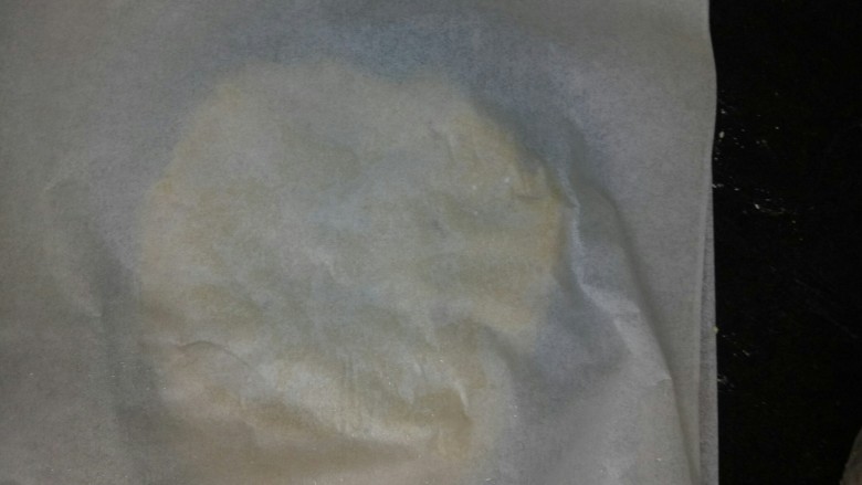 淡奶油司康,放在油纸上面,上面在放一张油纸,用擀面杖擀成2厘米的厚片