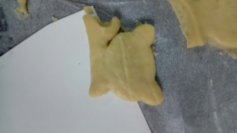 淡奶油司康,用刮刀小心的移入烤盘中,剩余的面团用同样的方法压出形状