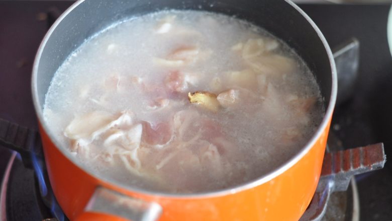 日式鸡肉饭,将鸡肉冷水下锅,同时加入两片<a style='color:red;display:inline-block;' href='/shicai/ 37'>姜</a>,煮至水开,捞出后冲洗掉表面的浮沫。