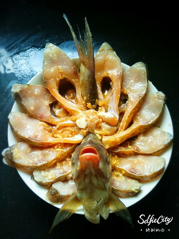 开屏鳊鱼,料酒,生抽,蒸鱼豉油调成汁,腌制好的鱼肉摆盘,将调好的汁浇在鱼上,锅内放水,水开后,将鱼放入锅内大火蒸8-10分钟