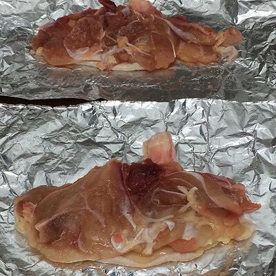 鸡肉卷,拿两张锡纸,将鸡腿肉放在锡纸上