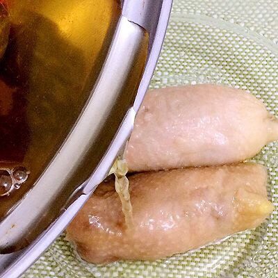 鸡肉卷,放入晾凉的汁中浸泡,盖上保鲜膜,放入冰箱冷藏一夜