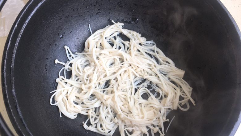 酸汤肥牛,铺在装酸汤肥牛的容器里