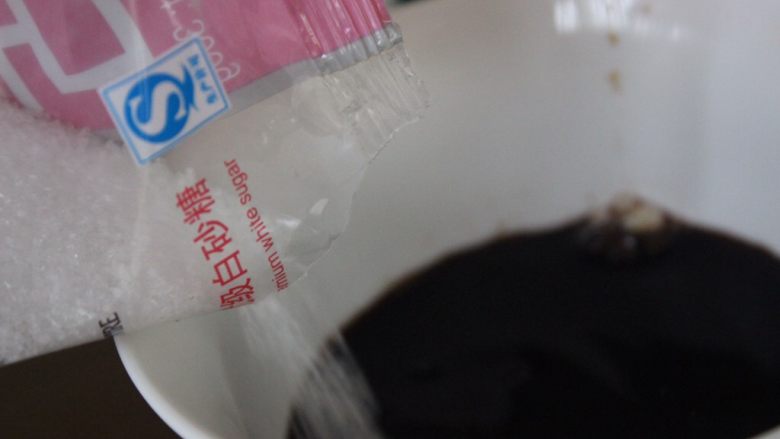 咸蛋黄,在另一个碗里放老抽或生抽,白砂糖和醋