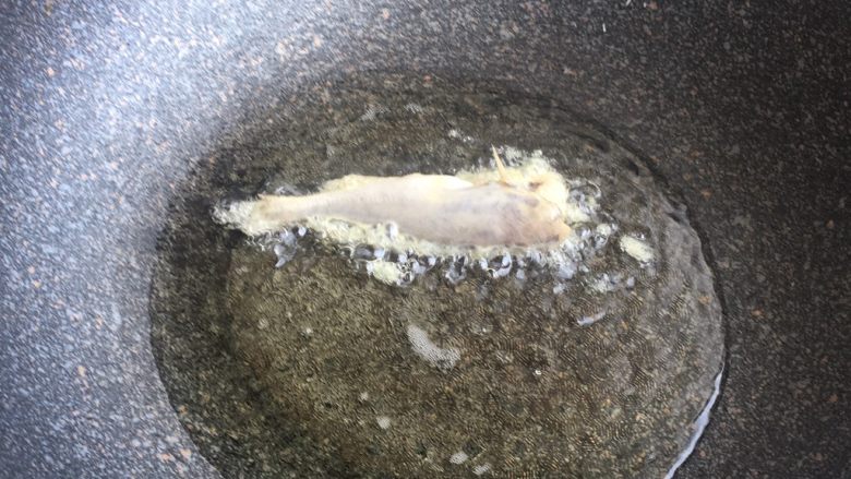 香煎糖醋小黄鱼,油温升高后放入小黄鱼 不要马上动。煎一会儿时候,晃动一下锅,小黄鱼自动与锅分离时候即可翻面
