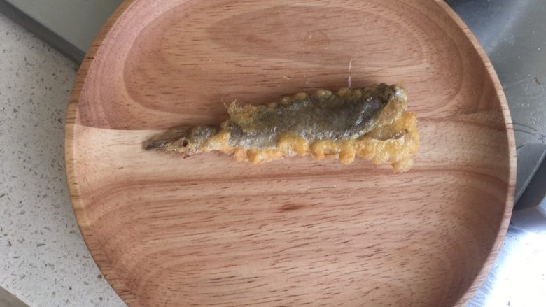 香煎糖醋小黄鱼,装盘备用。10条小黄鱼 全都这种方法
