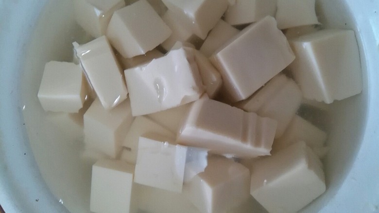 菌菇豆腐,放清水养过(去酸味),再沥干