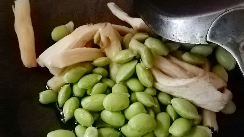 菌菇豆腐,毛豆,菇先油煸熟,