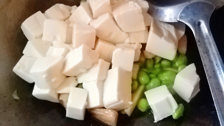 菌菇豆腐,加豆腐进去翻炒,加盐和<a style='color:red;display:inline-block;' href='/shicai/ 721'>蚝油</a>