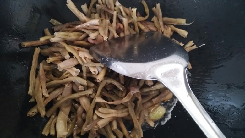 熏肉炒豆角,下豆角翻炒,淋适量<a style='color:red;display:inline-block;' href='/shicai/ 718'>料酒</a>