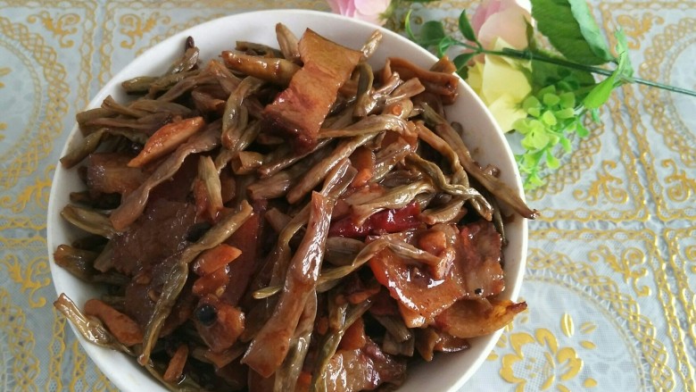 熏肉炒豆角,装盘、摆盘、拍片，完成